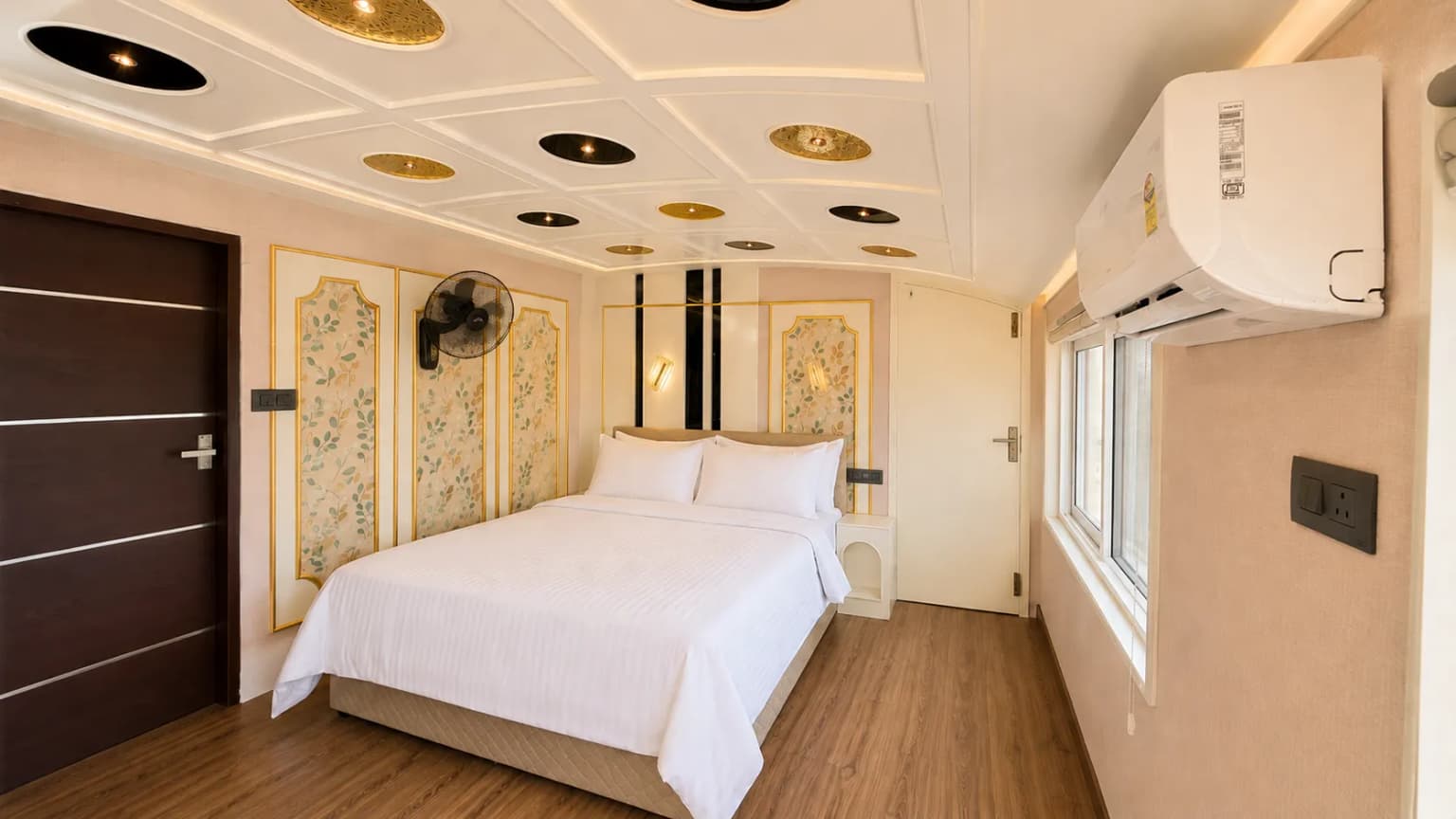 Fourth cozy air-conditioned bedroom on Mahadeva houseboat