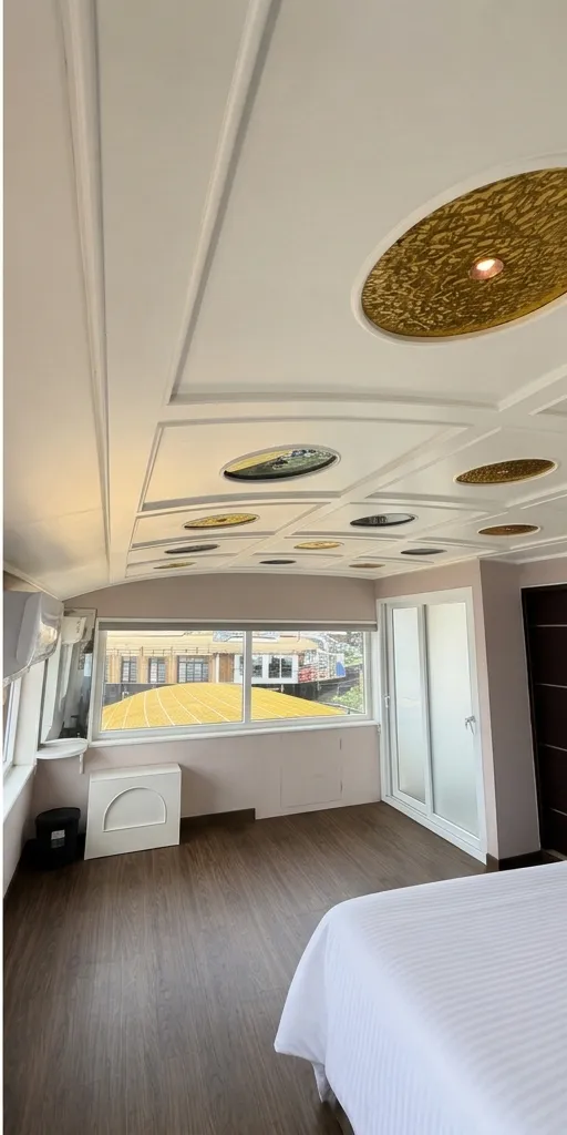 Fifth premium air-conditioned bedroom on Mahadeva houseboat with elegant wooden decor
