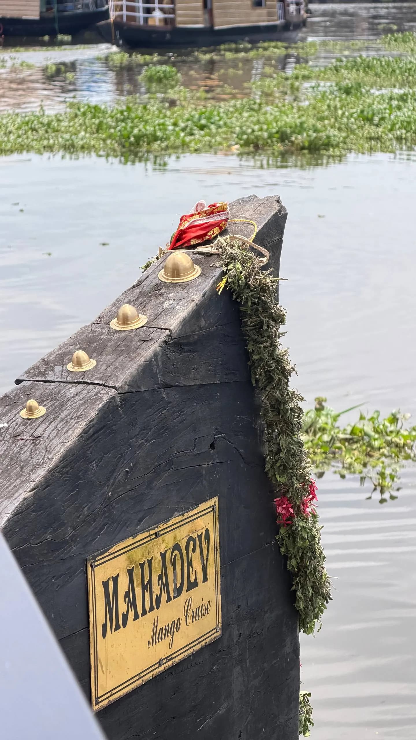 Wooden nameplate of Mahadeva premium houseboat