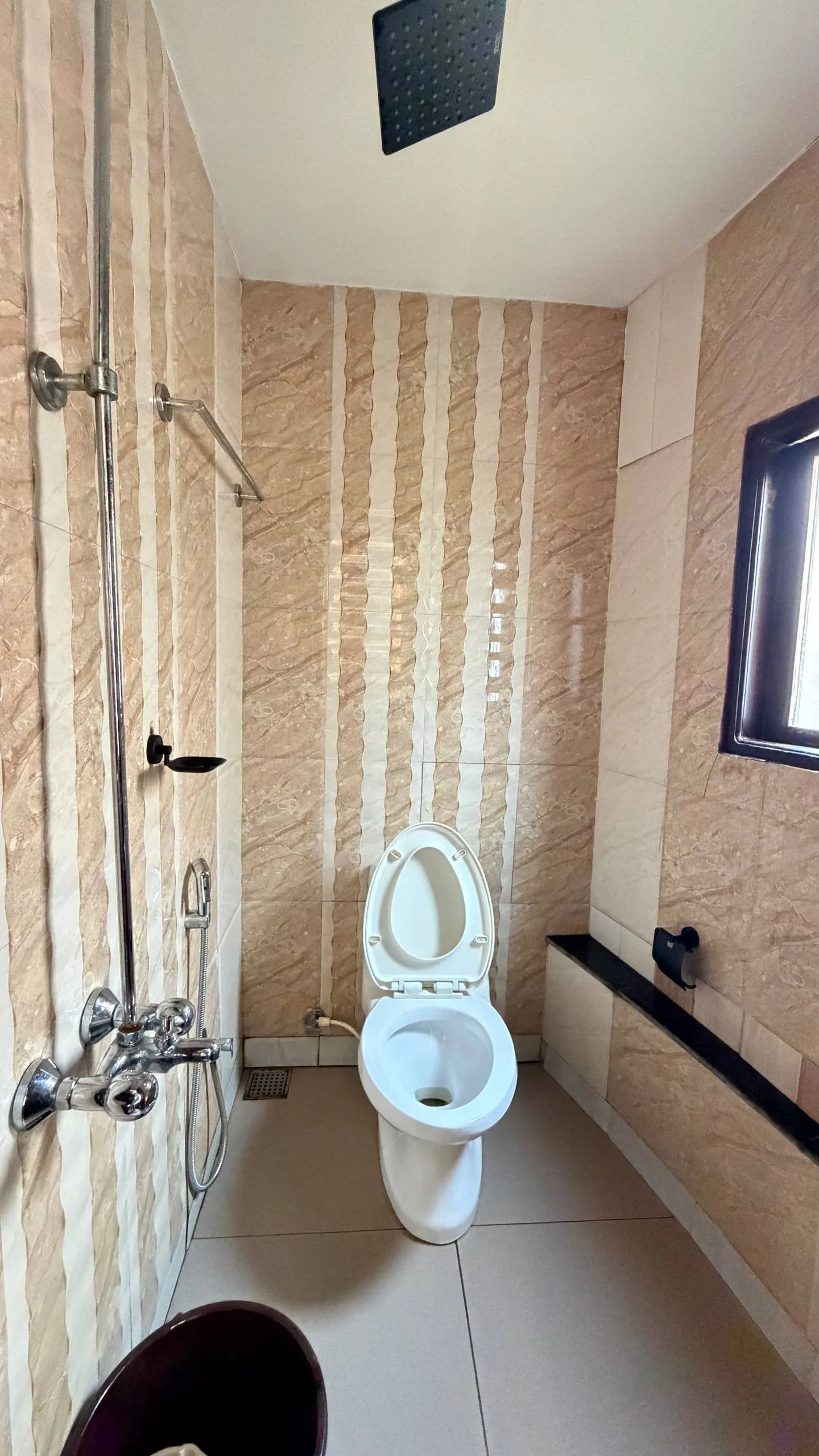 Clean and modern en-suite bathroom facility on Vinayaka houseboat